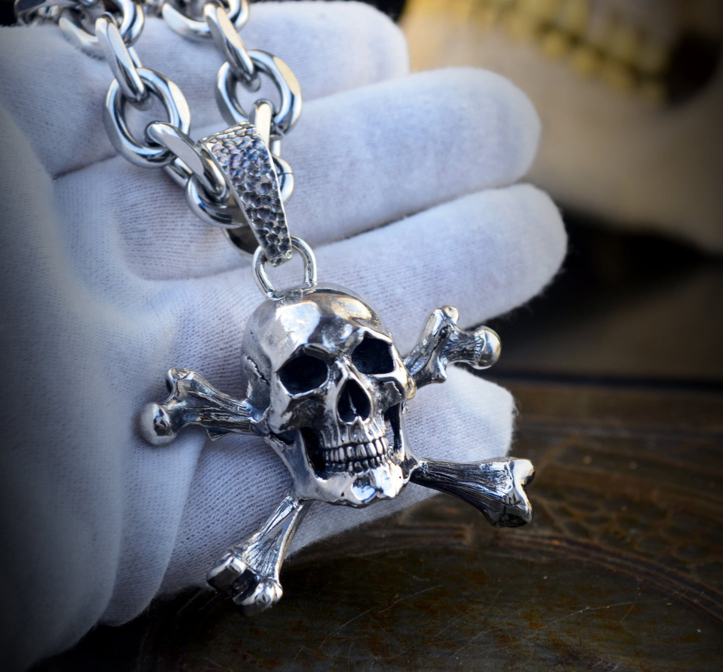 Colgante Jolly Roger grande , Calavera pirata realista, Memento Mori (Copia)