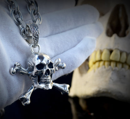 Colgante Jolly Roger grande , Calavera pirata realista, Memento Mori (Copia)