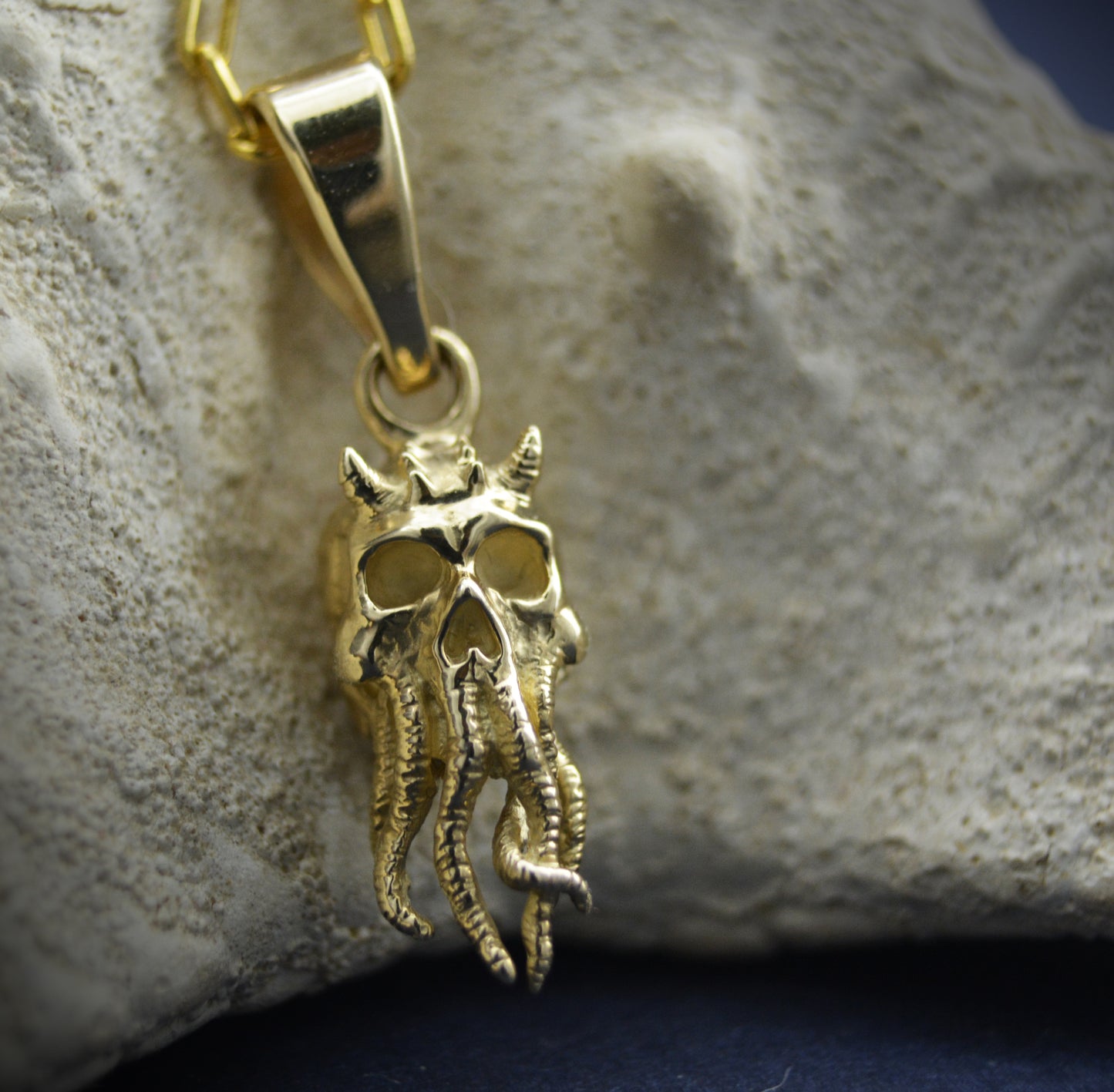 Colgante pequeño de Cthulhu en oro de 10k, 14k y 18k - Calavera con tentáculos - Joyería gótica - Regalo de joyería genial      5 de 5 estrellas