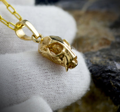 Colgante cráneo de tigre diminuto hecho a mano en oro, perfecto para amantes de los animales y buscadores de regalos únicos