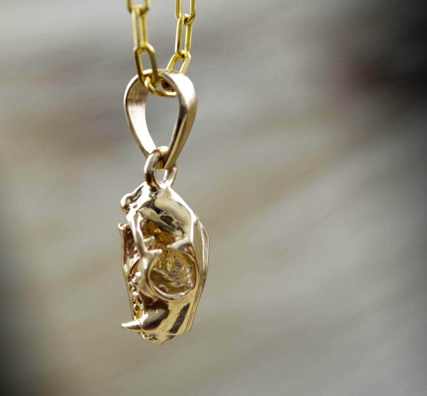 Colgante cráneo de tigre diminuto hecho a mano en oro, perfecto para amantes de los animales y buscadores de regalos únicos