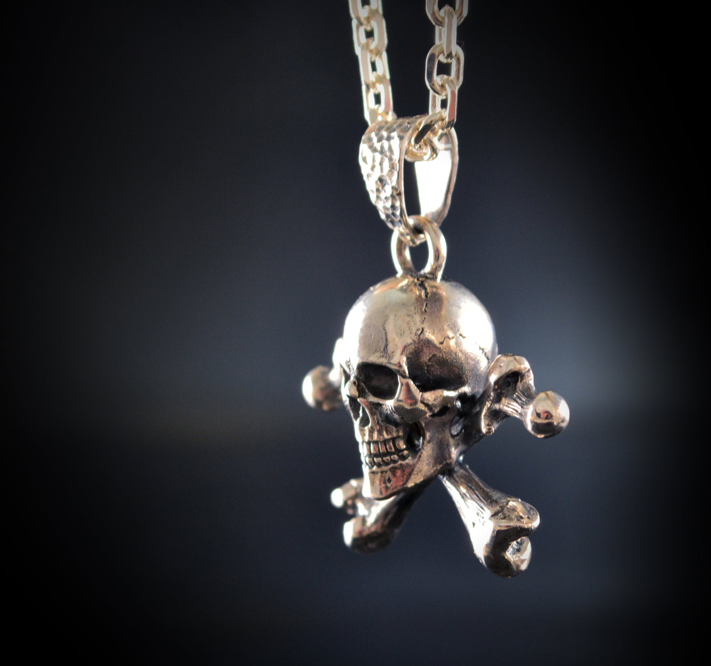 Colgante de calavera y tibias cruzadas de plata, collar Jolly Roger, Calavera pirata realista, Memento Mori