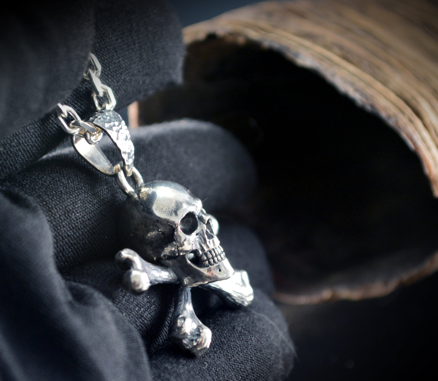 Colgante de calavera y tibias cruzadas de plata, collar Jolly Roger, Calavera pirata realista, Memento Mori