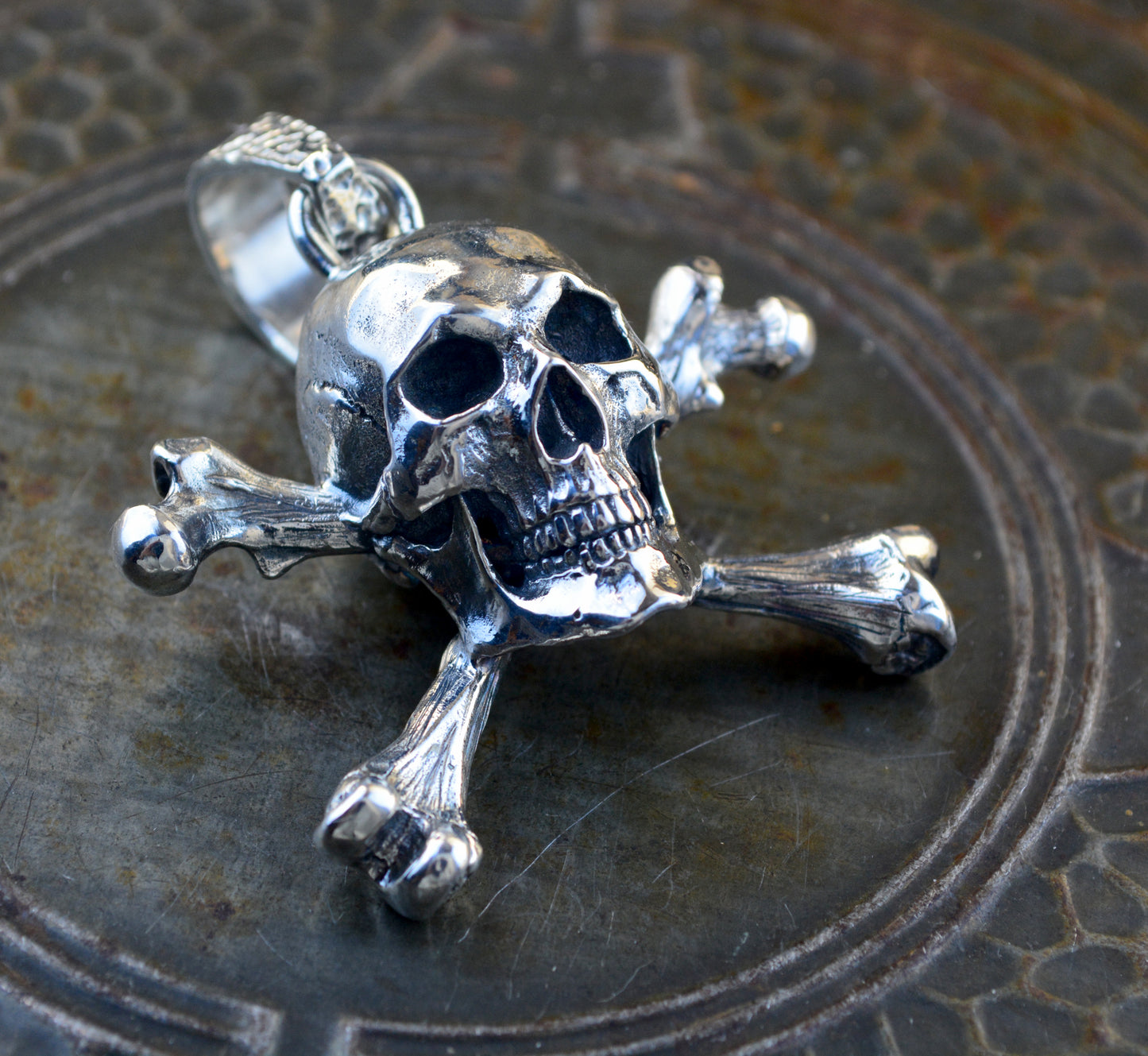 Colgante Jolly Roger grande , Calavera pirata realista, Memento Mori (Copia)