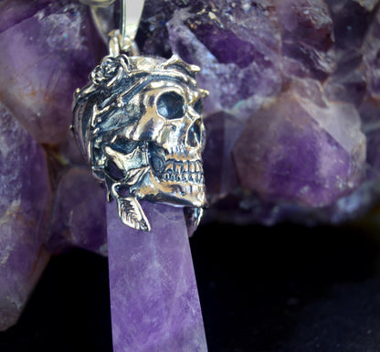 Colgante de Calavera con Rosas y Espinas sobre Cuarzo | Regalo Único Memento Mori | Joyas de Cristal Protector