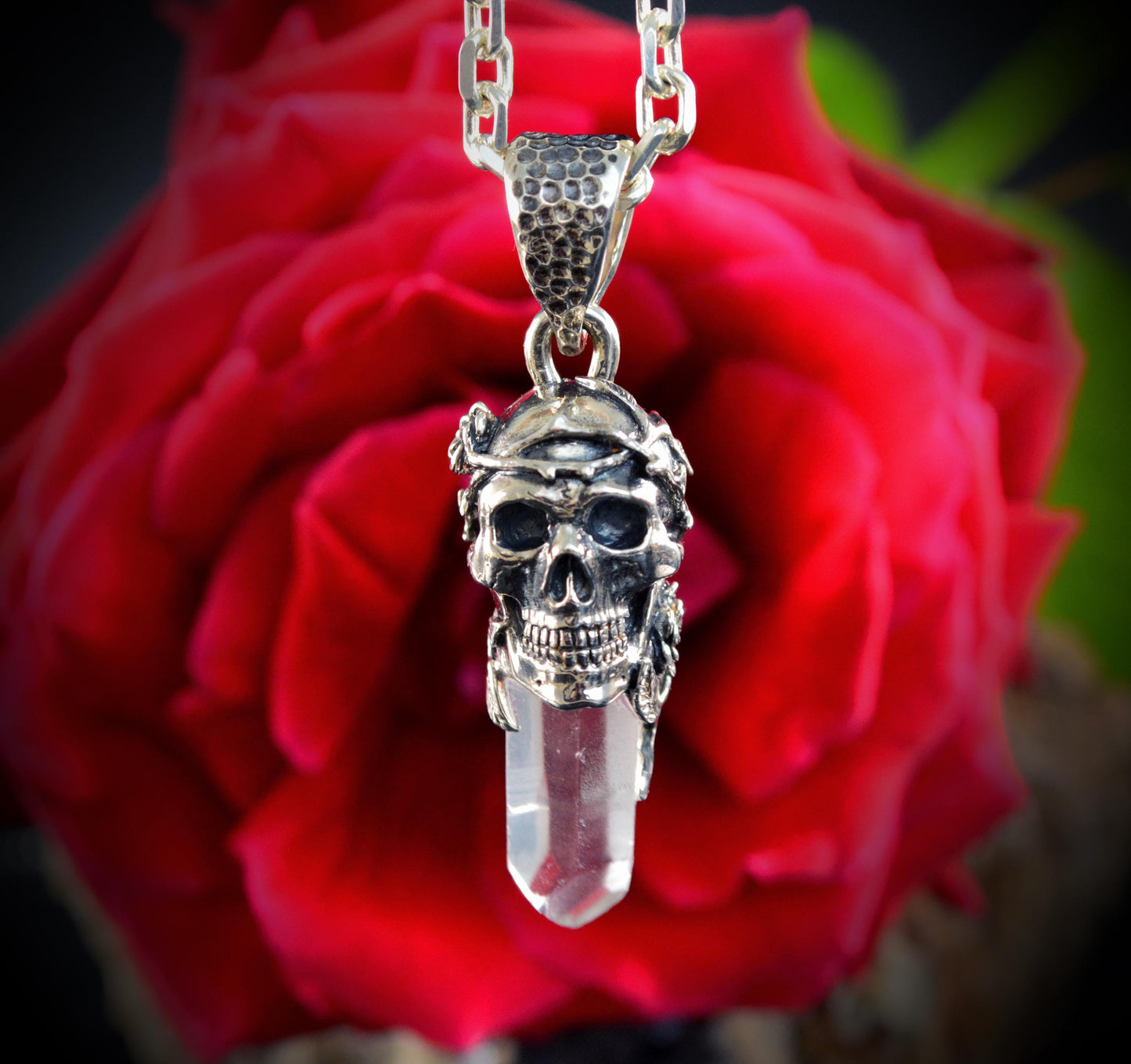 Colgante de Calavera con Rosas y Espinas sobre Cuarzo | Regalo Único Memento Mori | Joyas de Cristal Protector