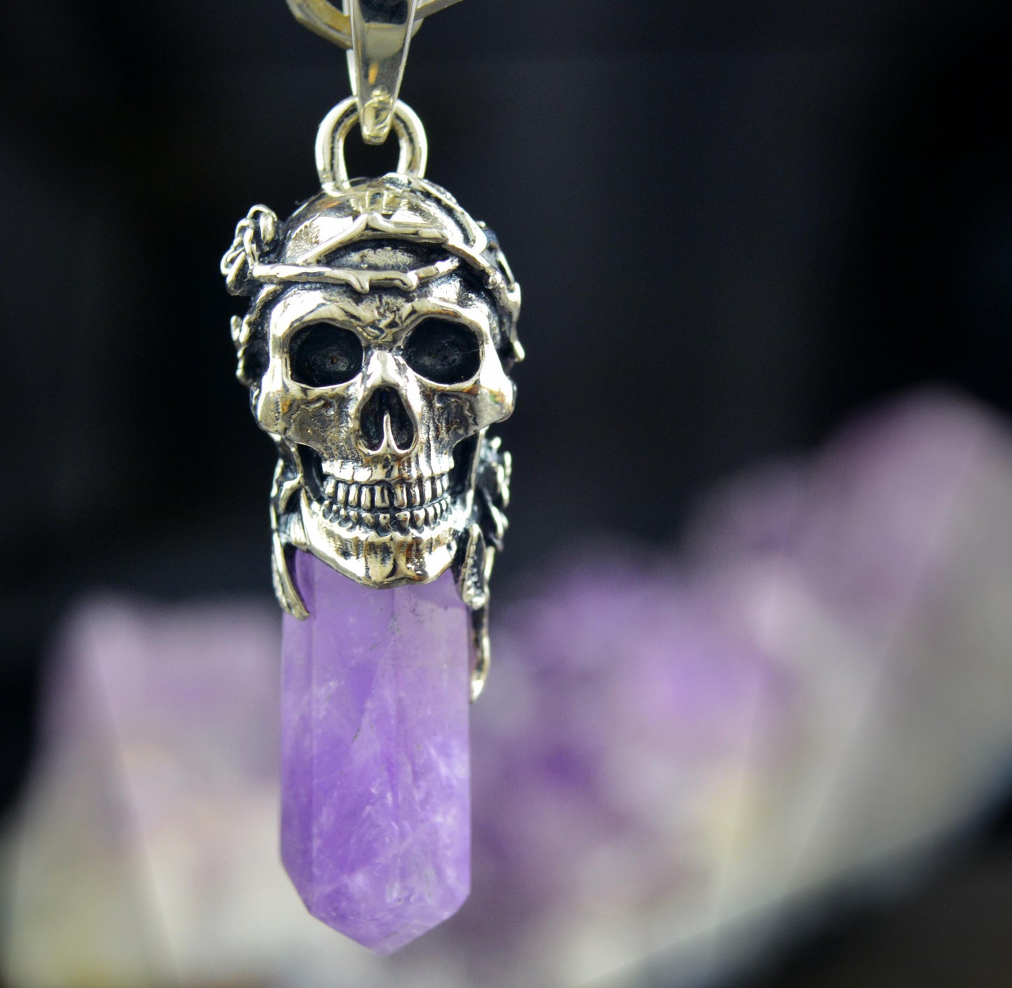 Colgante de Calavera con Rosas y Espinas sobre Cuarzo | Regalo Único Memento Mori | Joyas de Cristal Protector