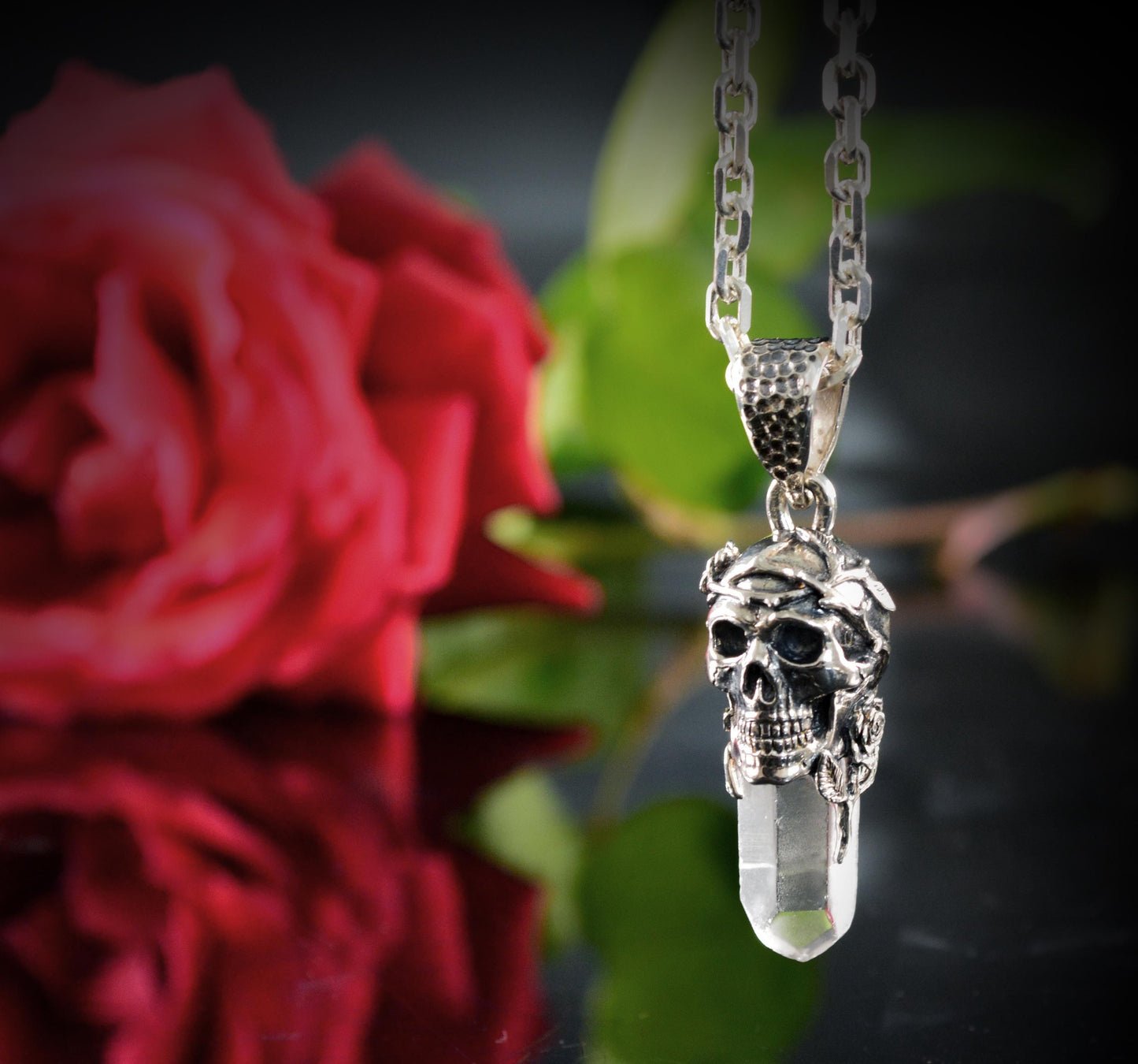 Colgante de Calavera con Rosas y Espinas sobre Cuarzo | Regalo Único Memento Mori | Joyas de Cristal Protector