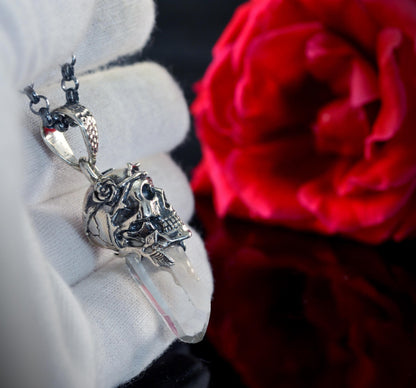 Colgante de Calavera con Rosas y Espinas sobre Cuarzo | Regalo Único Memento Mori | Joyas de Cristal Protector