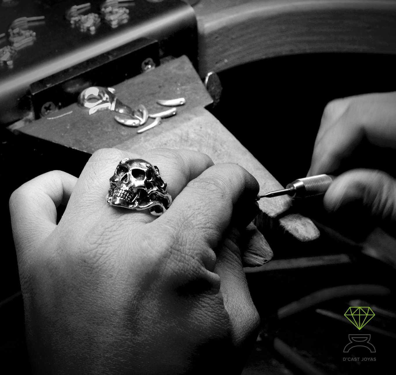 Anillo calavera Cthulhu de plata maciza con rubíes naturales y texturas rústicas, anillo Memento mori - D´Cast