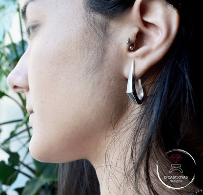 Aros de plata  forma daga ,Pendiente artesanal, Pendientes garfio de plata 925, Joyeria Punk, Joyeria contemporánea, Novia gótica - D´Cast