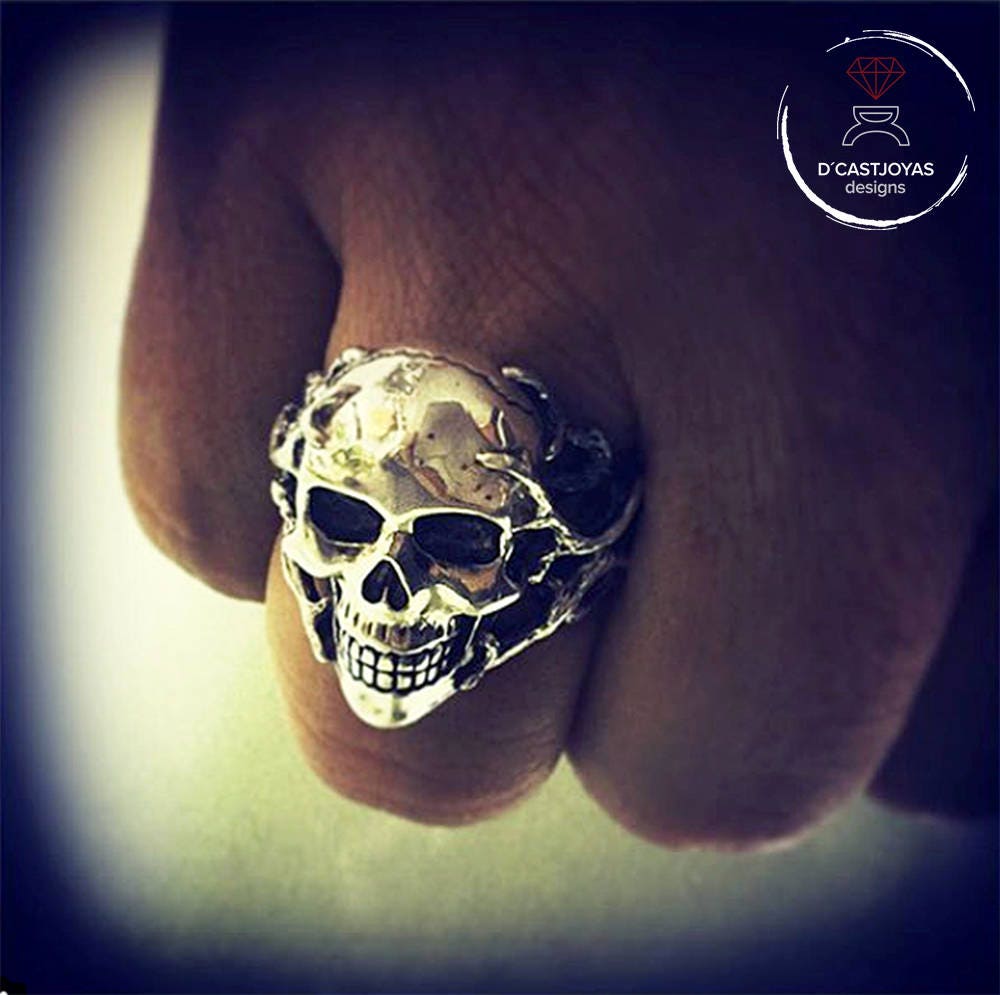 Anillo calavera Cthulhu de plata maciza con rub es naturales y