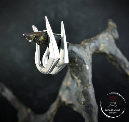 Aros de plata  forma daga ,Pendiente artesanal, Pendientes garfio de plata 925, Joyeria Punk, Joyeria contemporánea, Novia gótica - D´Cast