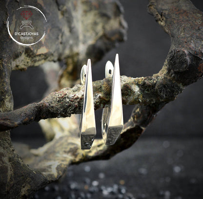 Aros de plata  forma daga ,Pendiente artesanal, Pendientes garfio de plata 925, Joyeria Punk, Joyeria contemporánea, Novia gótica - D´Cast