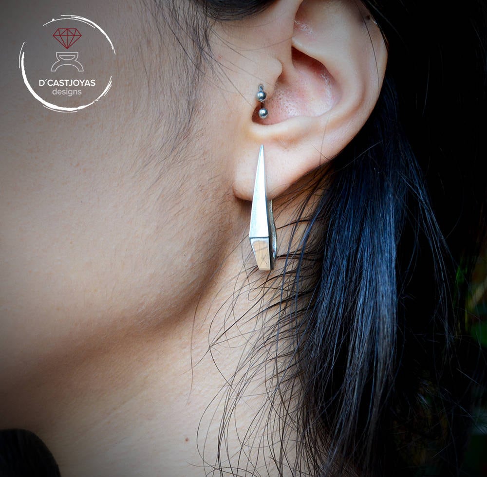 Aros de plata  forma daga ,Pendiente artesanal, Pendientes garfio de plata 925, Joyeria Punk, Joyeria contemporánea, Novia gótica - D´Cast