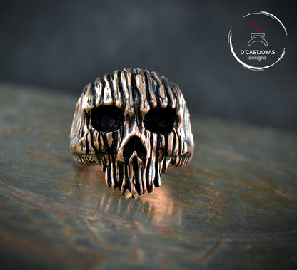 Anillo Calavera bronce macizo, Anillo Texturas corteza de árbol, Anillo calavera del bosque, Joyería para Hombre, Hecho a mano, Memento Mori - D´Cast