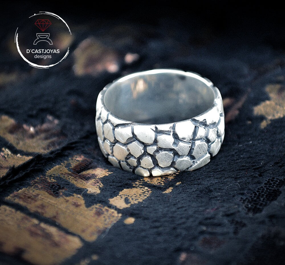 Anillo  plata de ley con texturas de piel de serpiente, Anillo plata oxidada para hombre,  Anillo artesanal, Joyería urbana - D´Cast