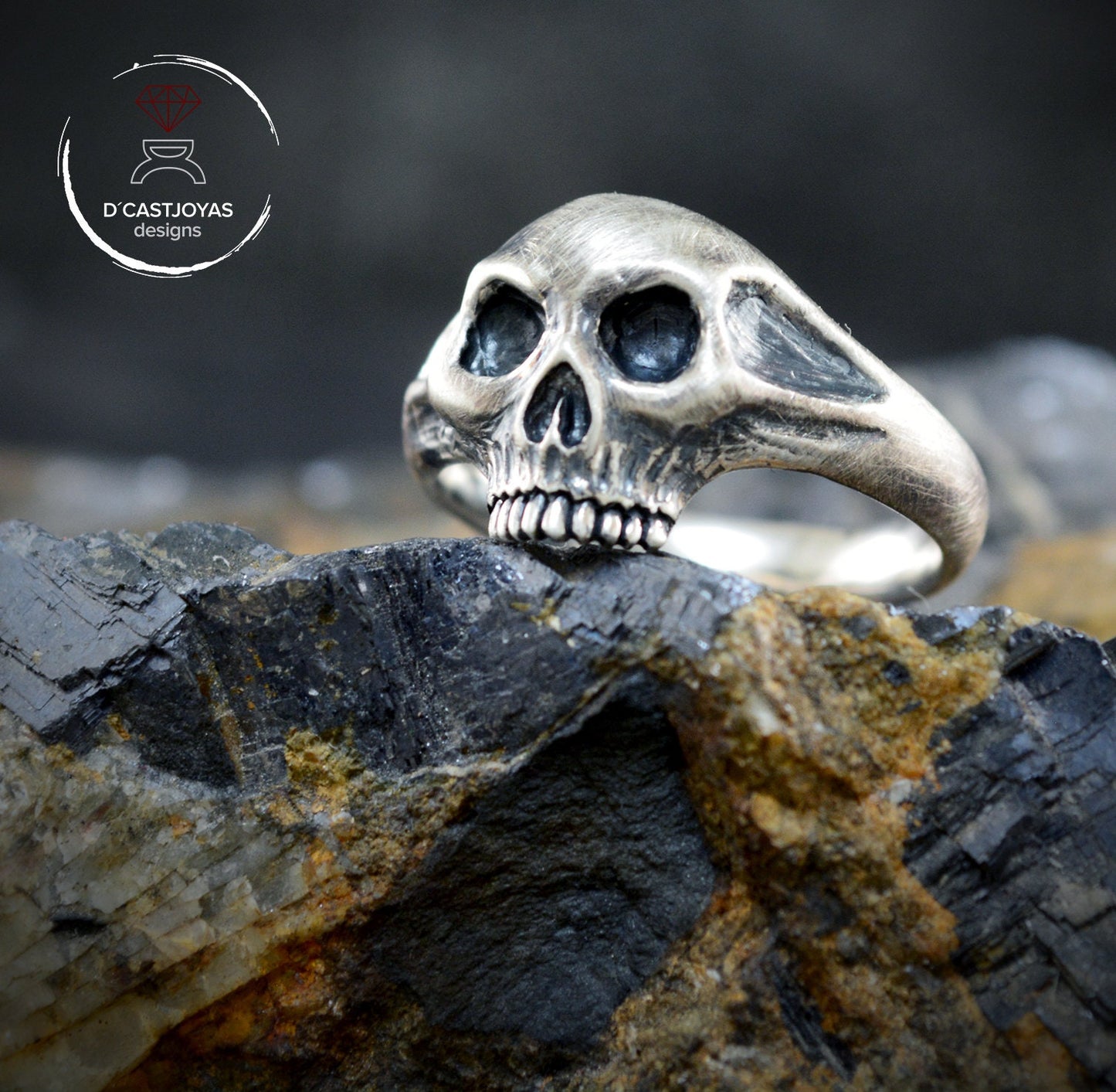 Anillo plata Calavera pequeño con texturas oxidadas, Cráneo de plata, Memento Mori, Anillo artesanal, Joyería unisex, Joyería de calaveras - D´Cast