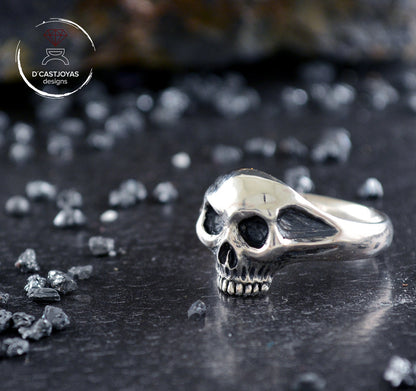 Anillo plata Calavera pequeño con texturas oxidadas, Cráneo de plata, Memento Mori, Anillo artesanal, Joyería unisex, Joyería de calaveras - D´Cast