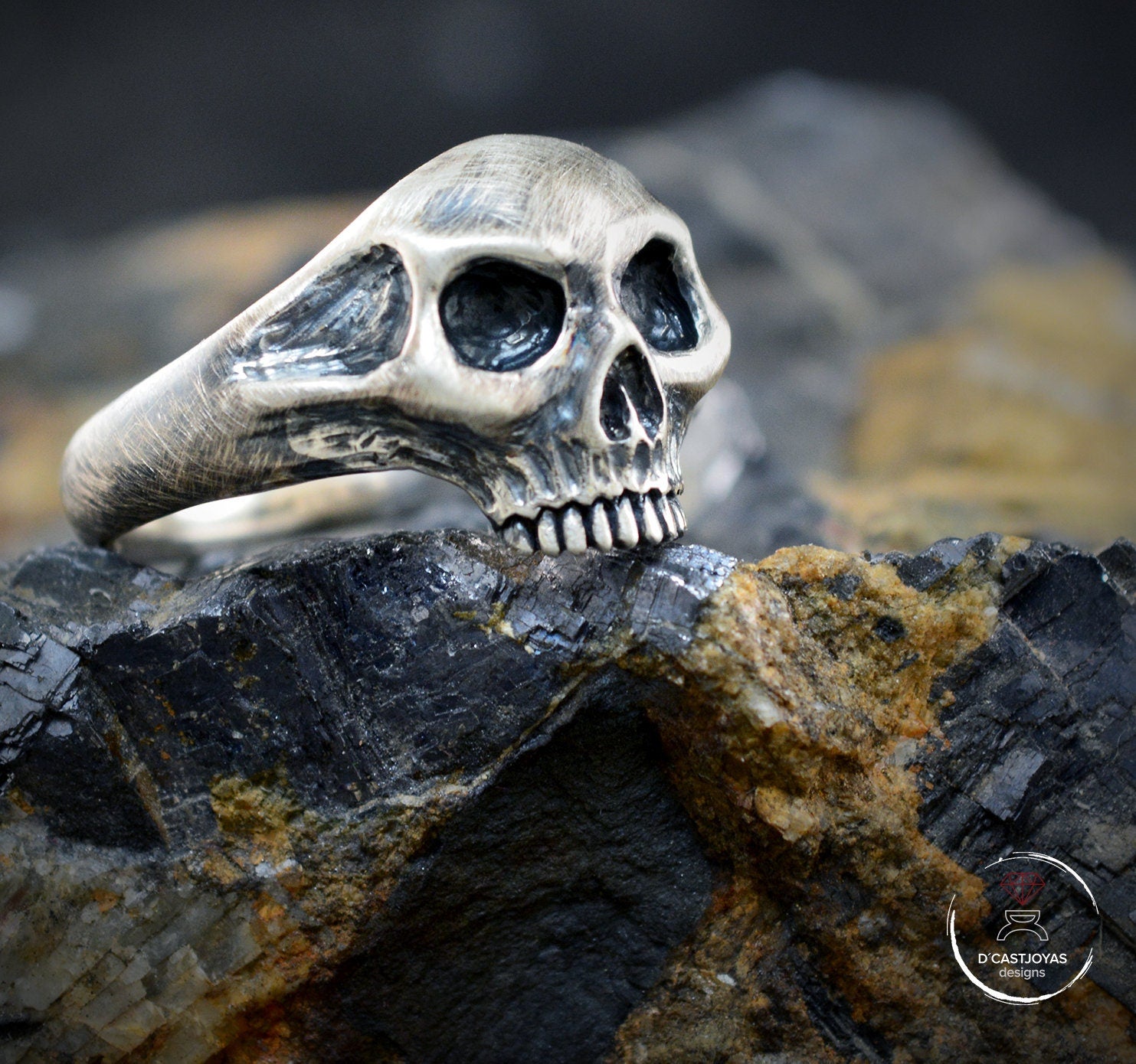 Anillo plata Calavera pequeño con texturas oxidadas, Cráneo de plata, Memento Mori, Anillo artesanal, Joyería unisex, Joyería de calaveras - D´Cast