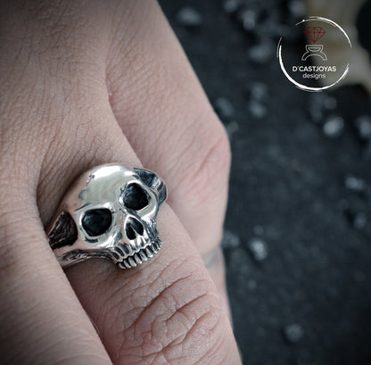 Anillo plata Calavera pequeño con texturas oxidadas, Cráneo de plata, Memento Mori, Anillo artesanal, Joyería unisex, Joyería de calaveras - D´Cast