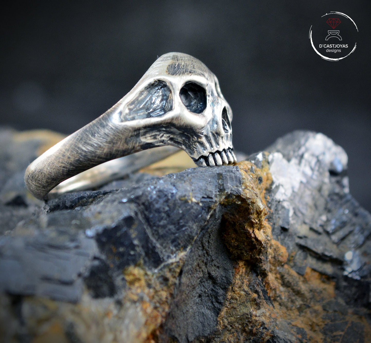 Anillo plata Calavera pequeño con texturas oxidadas, Cráneo de plata, Memento Mori, Anillo artesanal, Joyería unisex, Joyería de calaveras - D´Cast