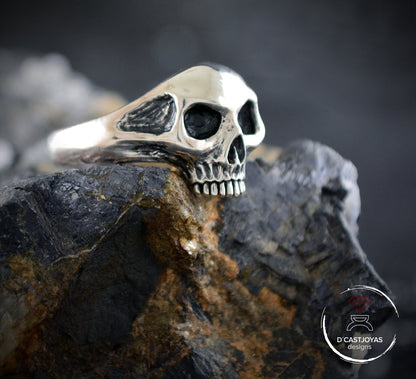 Anillo plata Calavera pequeño con texturas oxidadas, Cráneo de plata, Memento Mori, Anillo artesanal, Joyería unisex, Joyería de calaveras - D´Cast