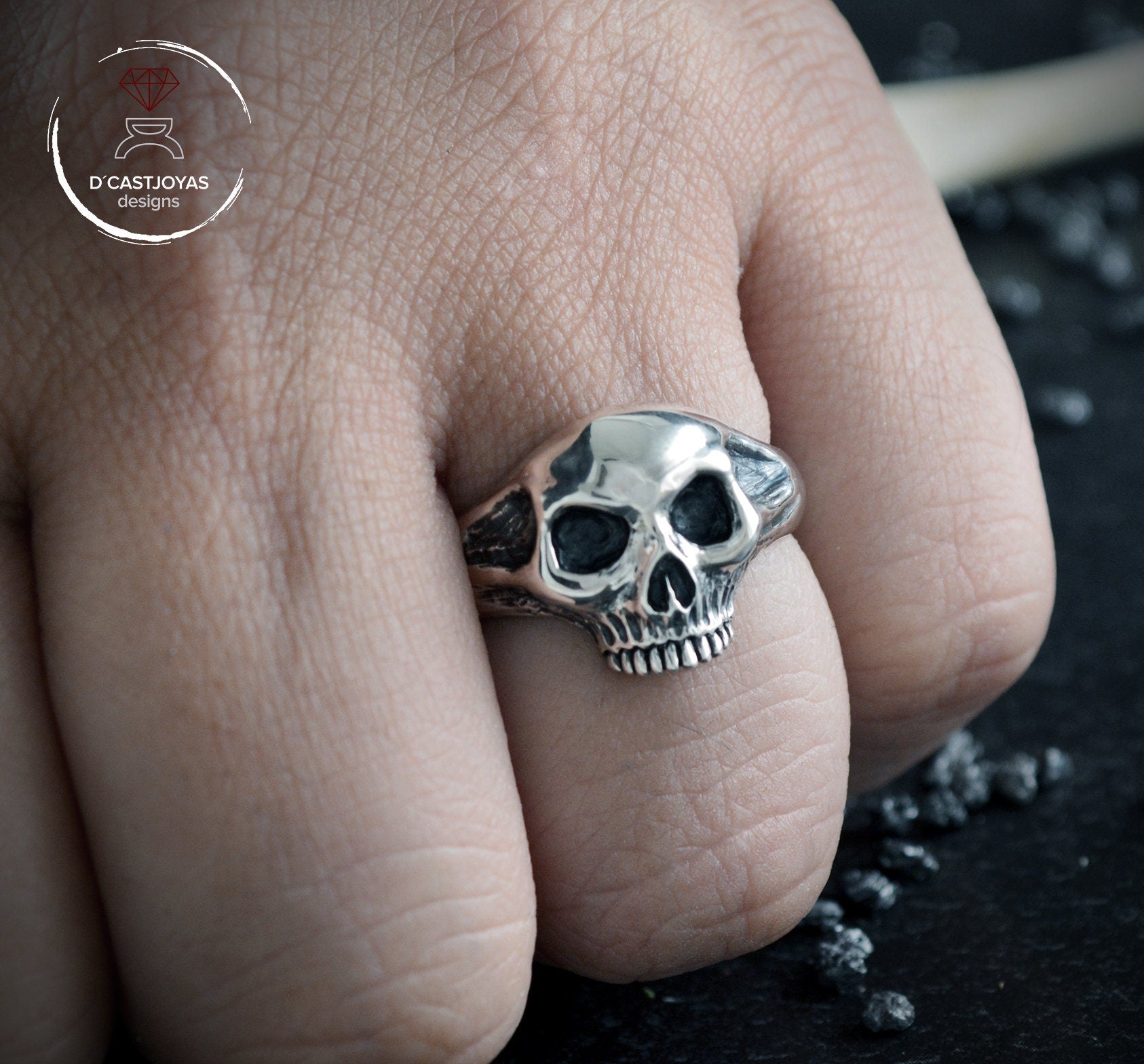 Anillo plata Calavera pequeño con texturas oxidadas, Cráneo de plata, Memento Mori, Anillo artesanal, Joyería unisex, Joyería de calaveras - D´Cast