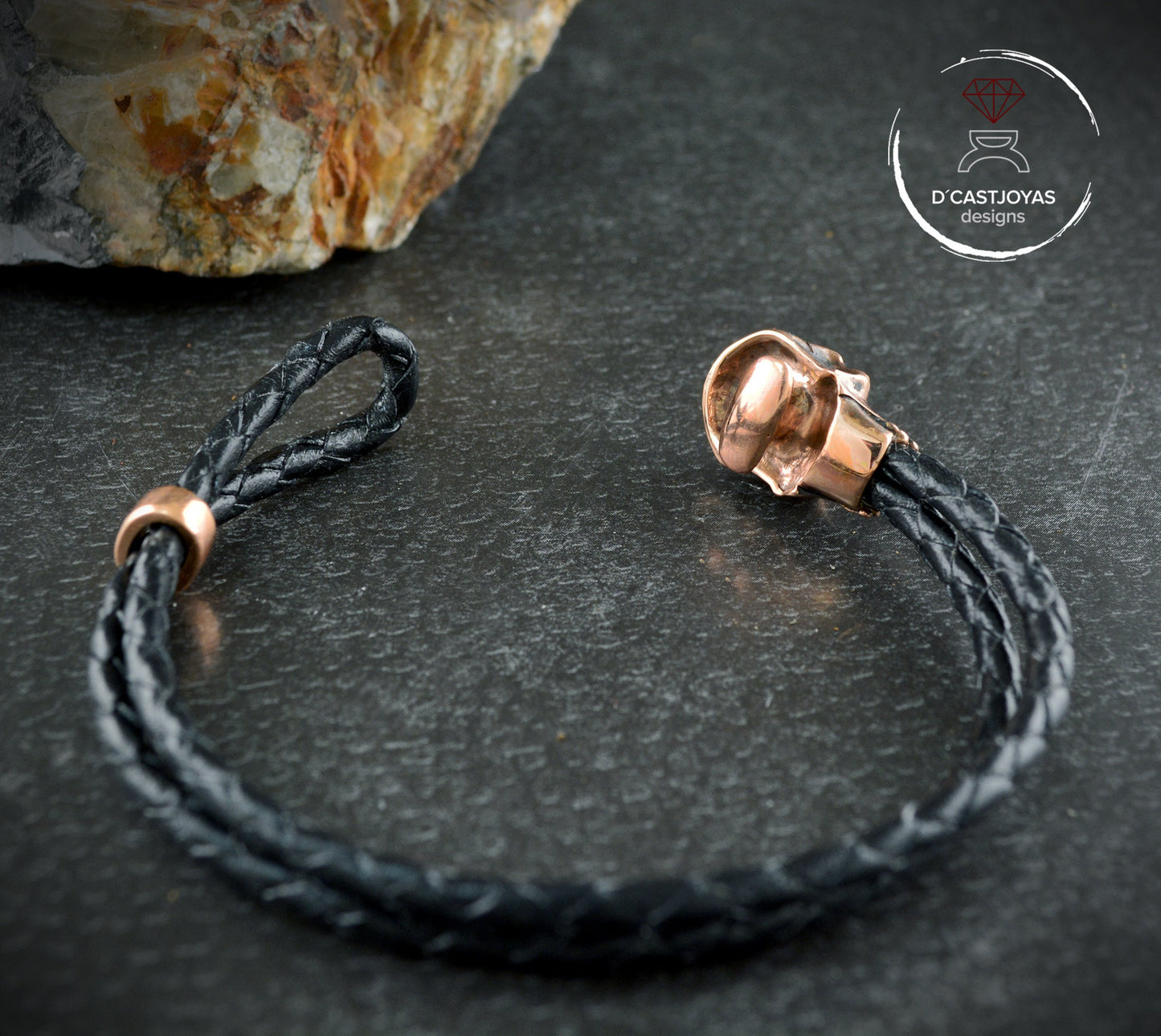 Totenkopfarmband aus Bronze und Leder, Leder- und Bronzearmband, Totenkopfschmuck, Biker-Schmuck, Armband im Urban-Stil