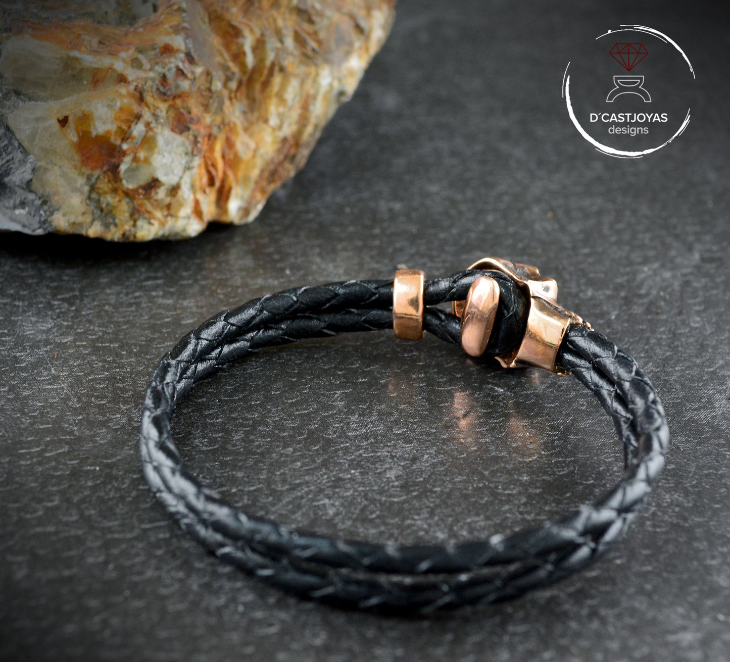 Totenkopfarmband aus Bronze und Leder, Leder- und Bronzearmband, Totenkopfschmuck, Biker-Schmuck, Armband im Urban-Stil