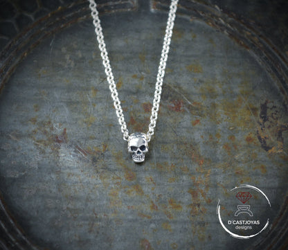 Pequeño colgante de calavera de plata esterlina  cadena de plata rolo, Joyas urbanas, Joyas unisex, Novia gótica - D´Cast