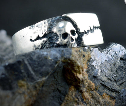 Totenkopf-Siegelring aus 925er Silber, Siegelring mit gebrochener Felsstruktur, Herrenschmuck, handgefertigter Ring