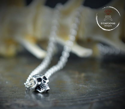 Pequeño colgante de calavera de plata esterlina  cadena de plata rolo, Joyas urbanas, Joyas unisex, Novia gótica - D´Cast