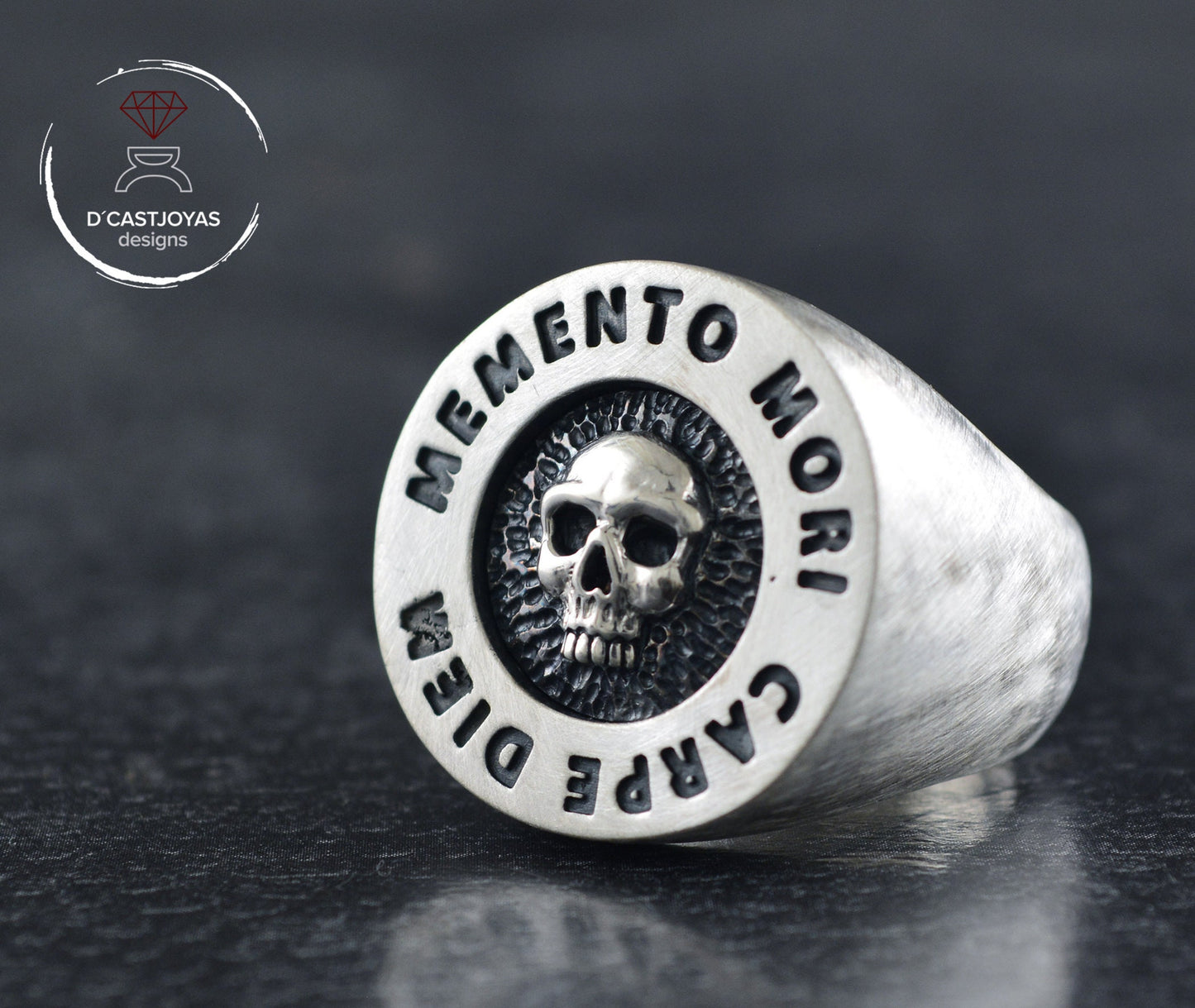 Anillo sello con calavera Memento Mori, Anillo sello hecho a mano en plata de ley, Anillo calavera para hombre - D´Cast