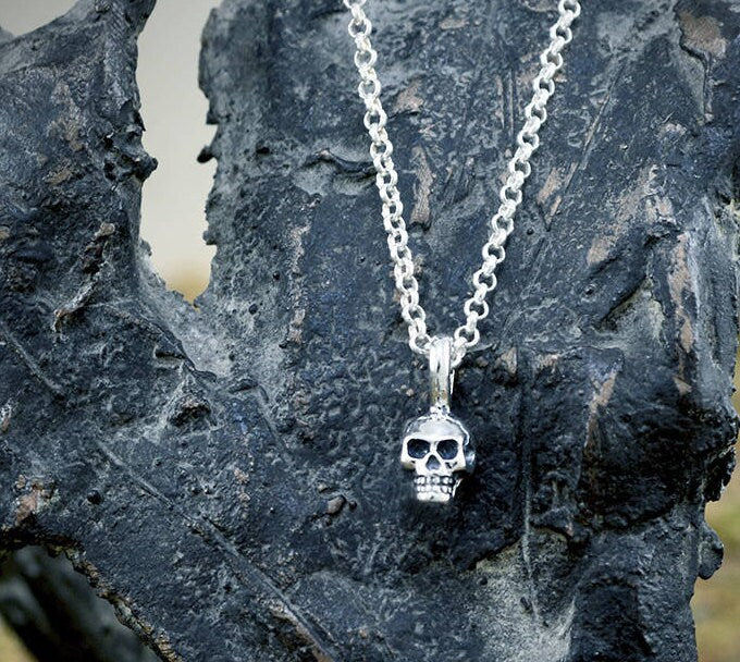 Kleiner Totenkopf-Silberanhänger, menschlicher Totenkopf-Anhänger, handgefertigter Silberanhänger, Urban-Schmuck, Punk-Stil, Unisex-Schmuck