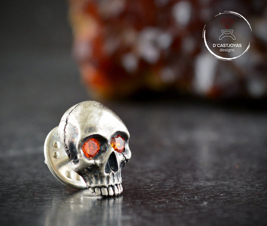 Pin calavera de plata de ley con piedras naturales en los ojos