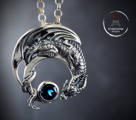 Colgante de plata dragón con  topacio natural azul, Dragon de la Media Luna - D´Cast