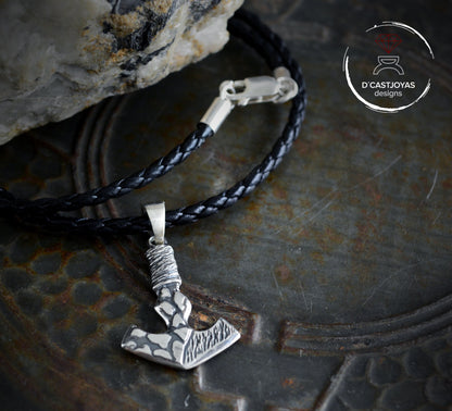 Colgante Mjolnir en plata de ley y texturas martilladas , Amuleto vikingo para hombre y mujer