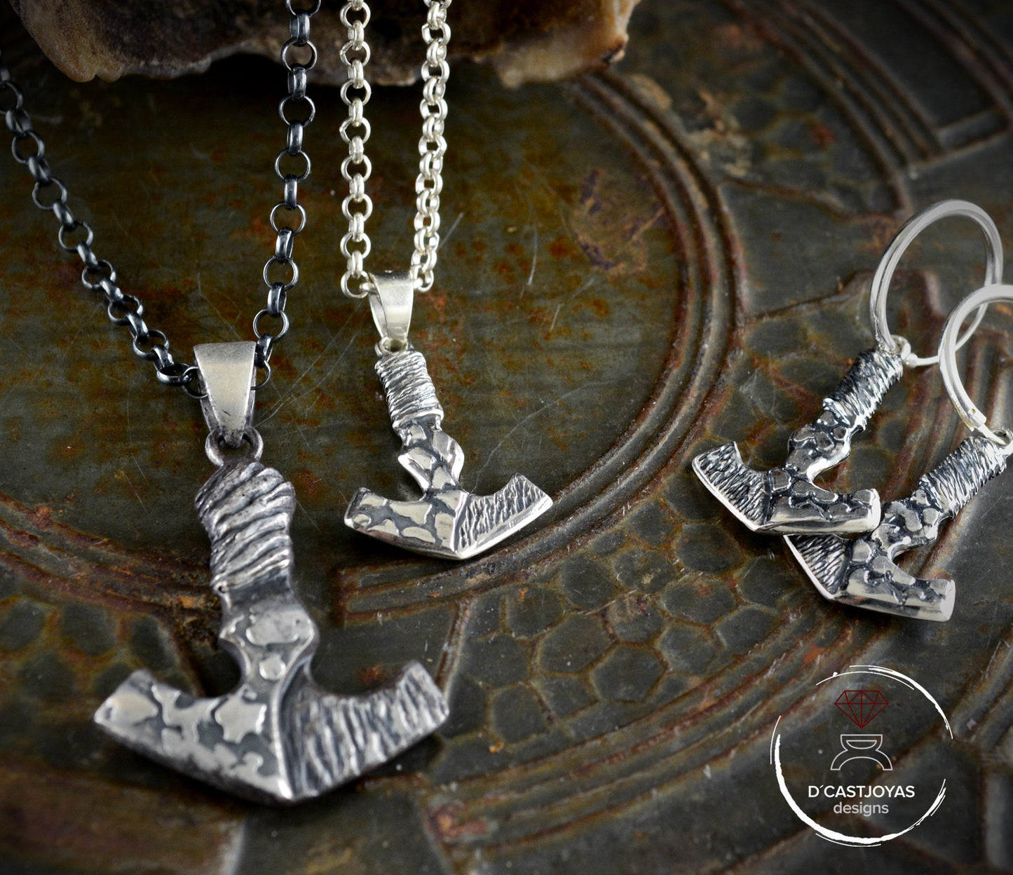 Colgante Mjolnir en plata de ley y texturas martilladas , Amuleto vikingo para hombre y mujer