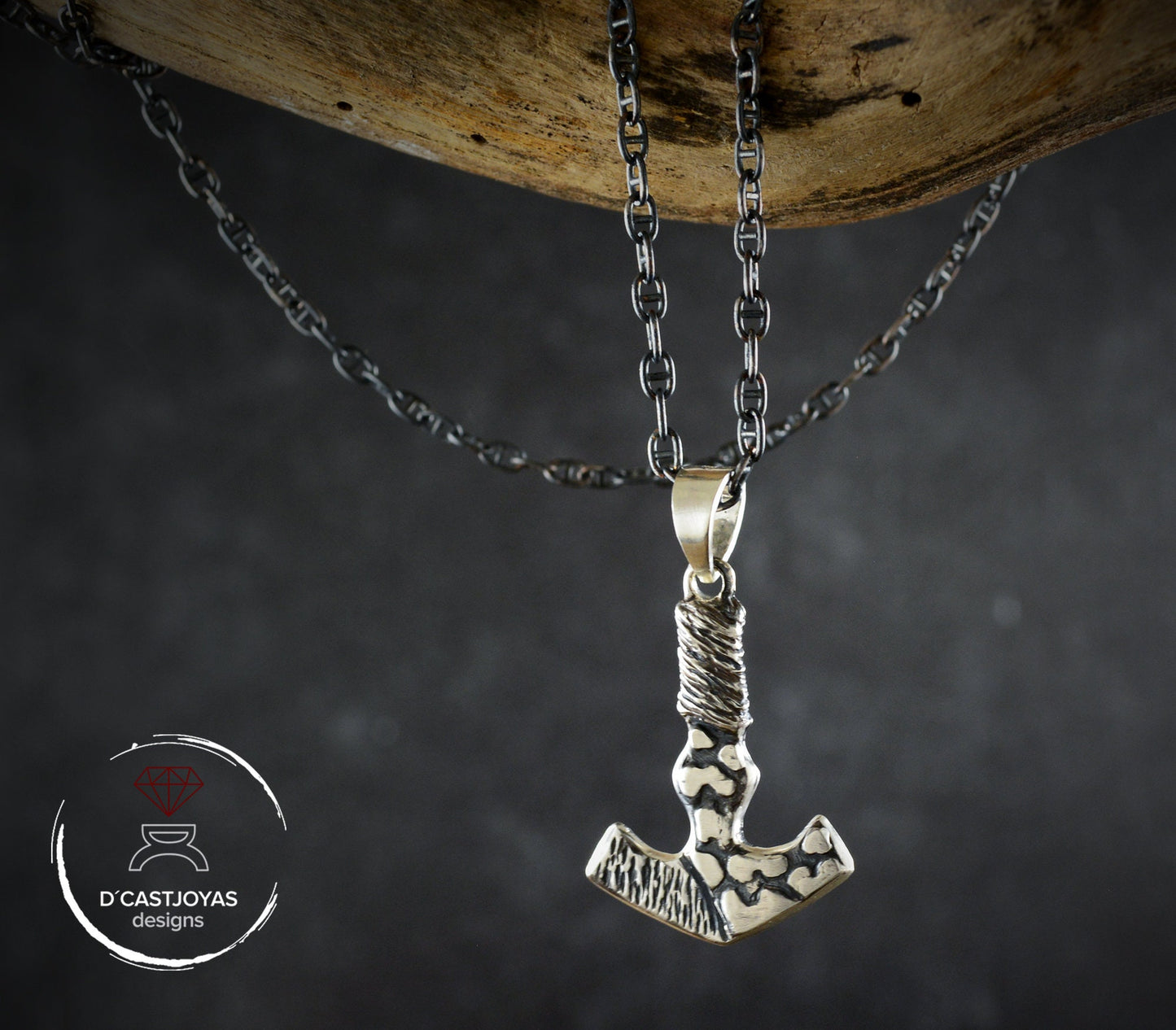 Colgante Mjolnir en plata de ley y texturas martilladas , Amuleto vikingo para hombre y mujer