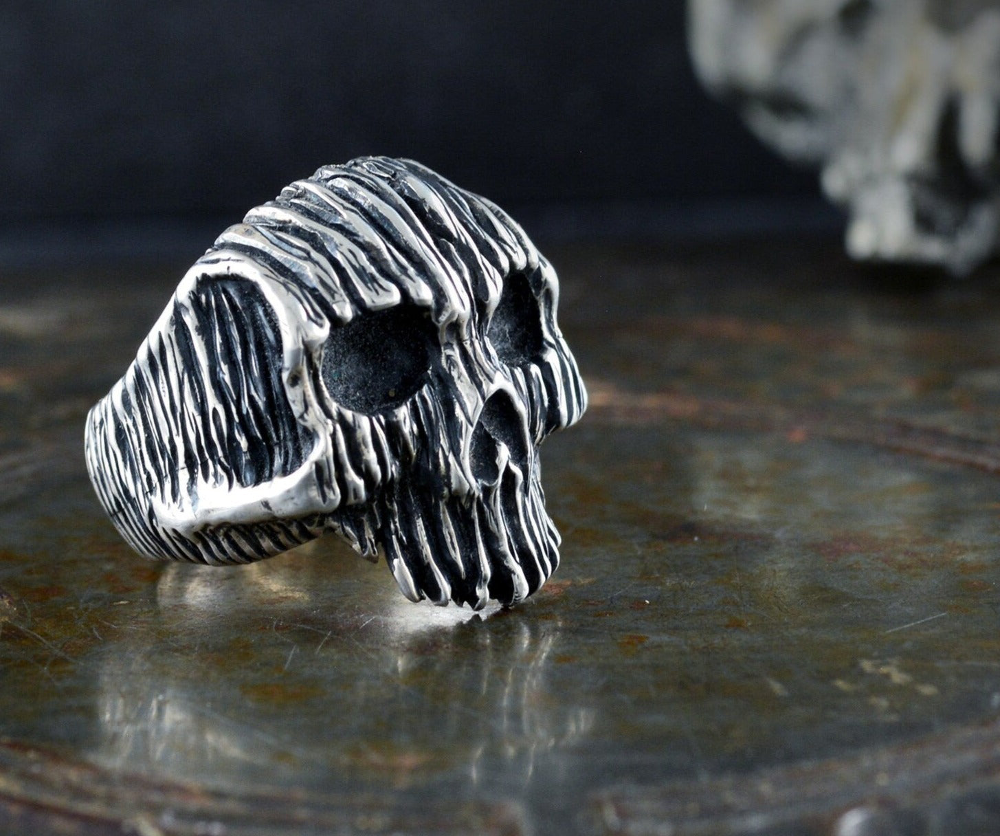 Anillo Calavera Plata maciza, Anillo Texturas corteza de árbol, Anillo calavera del bosque, Joyería para Hombre, Hecho a mano, Memento Mori - D´Cast