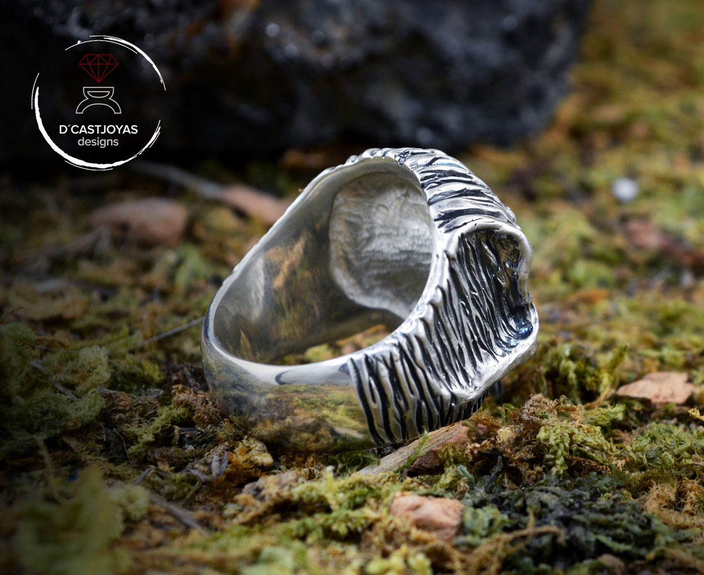 Anillo Calavera Plata maciza, Anillo Texturas corteza de árbol, Anillo calavera del bosque, Joyería para Hombre, Hecho a mano, Memento Mori - D´Cast