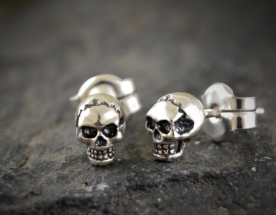 Winzige Totenkopf-Ohrringe aus Silber 925, Totenkopf-Ohrstecker für Damen und Herren