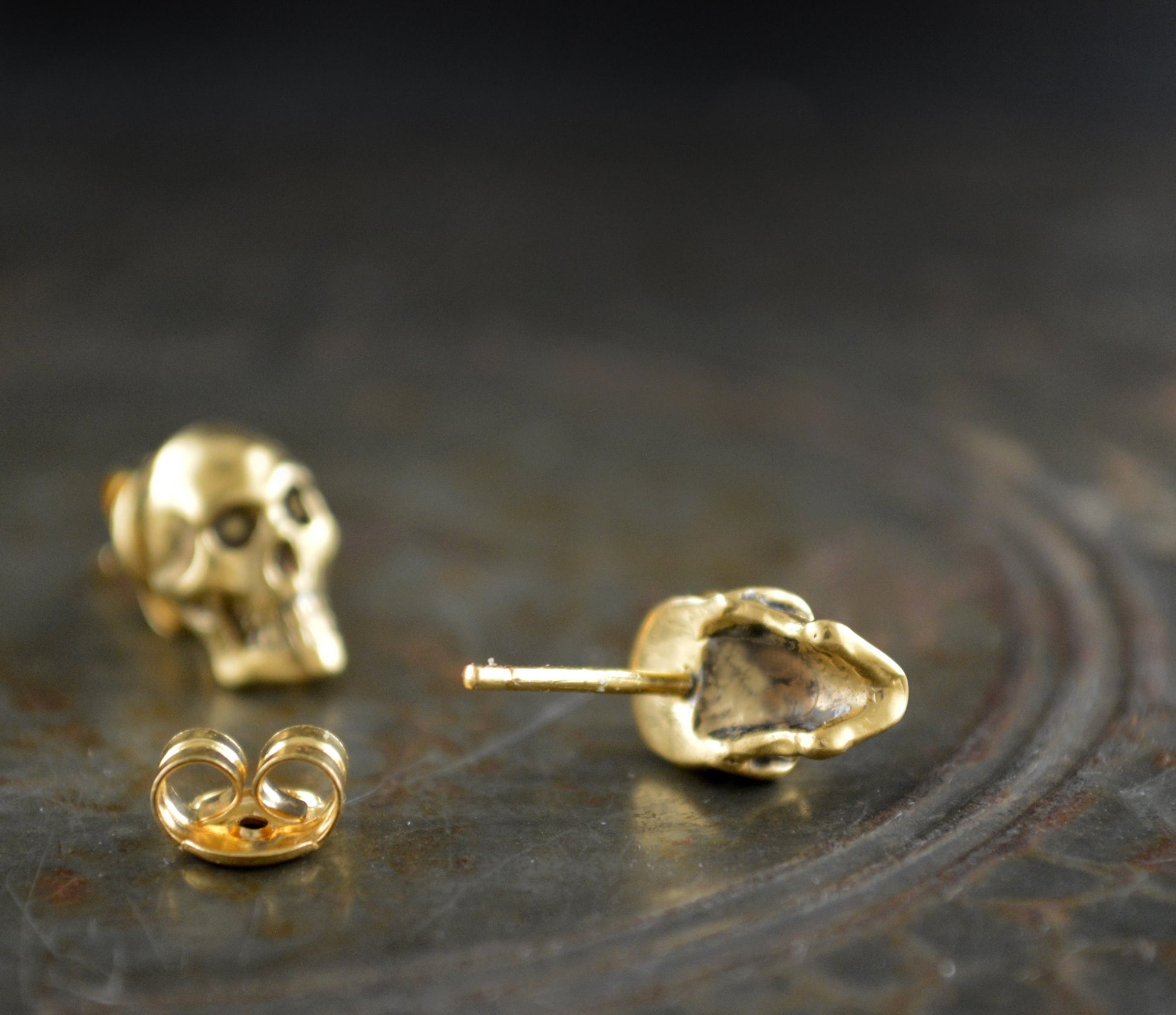 Pendiente pequeño de calavera en oro sólido para hombre y mujer - D´Cast