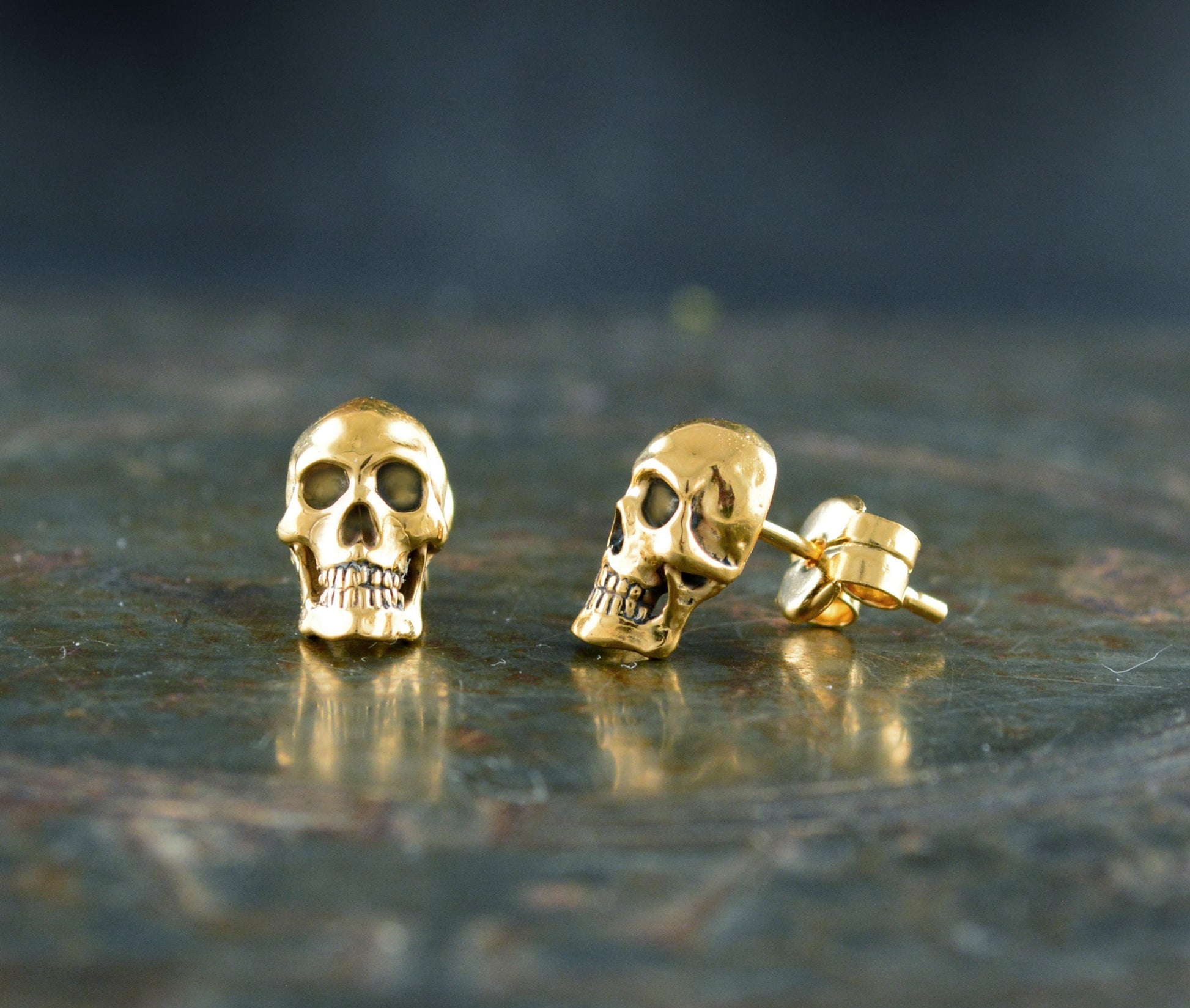 Pendiente pequeño de calavera en oro sólido para hombre y mujer - D´Cast