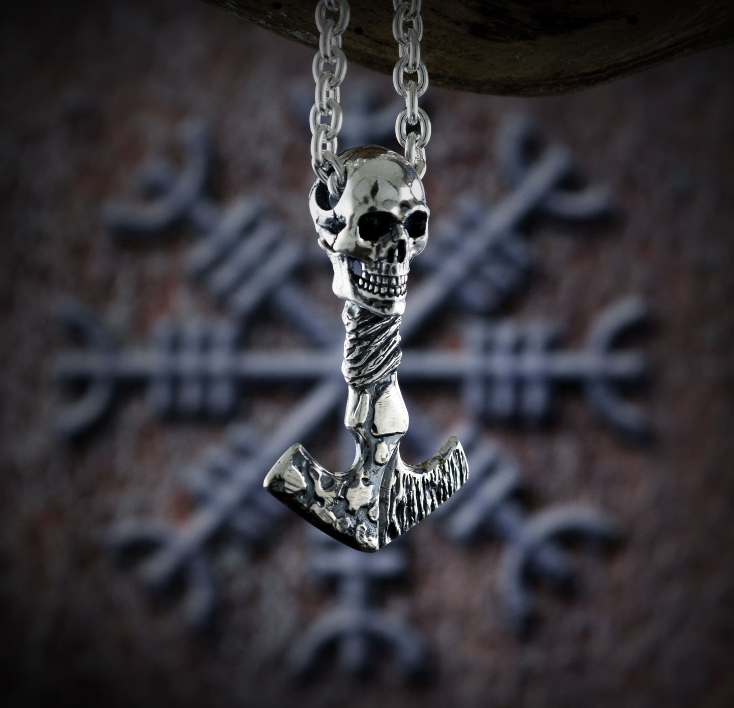 Colgante vikingo Mjolnir y calavera con texturas martilladas y oxidadas - D´Cast