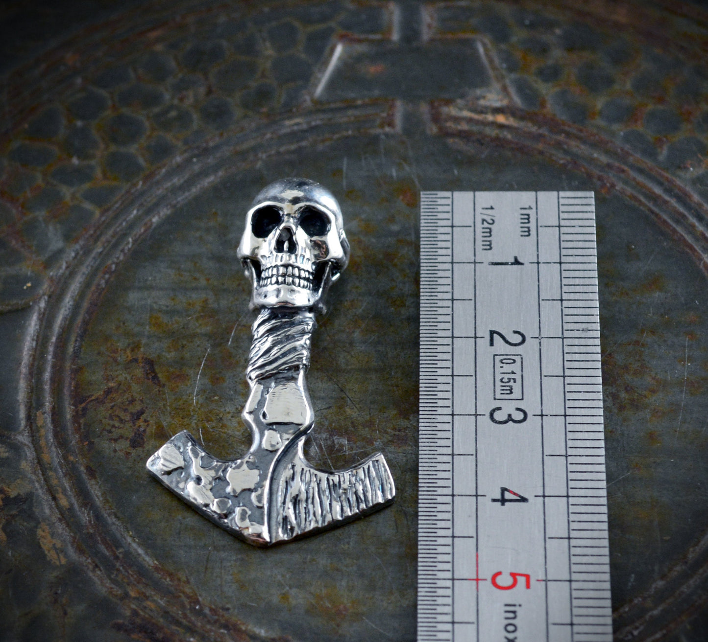 Colgante vikingo Mjolnir y calavera con texturas martilladas y oxidadas - D´Cast