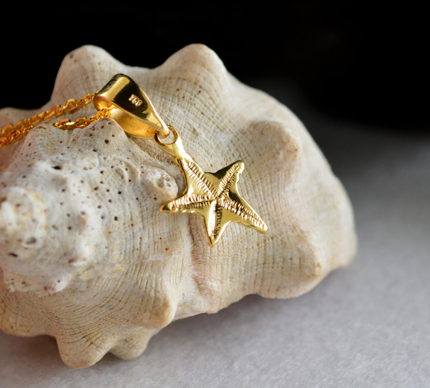 Colgante estrella de mar pequeña de oro de 18k y 14k, Regalo San Valentin - D´Cast