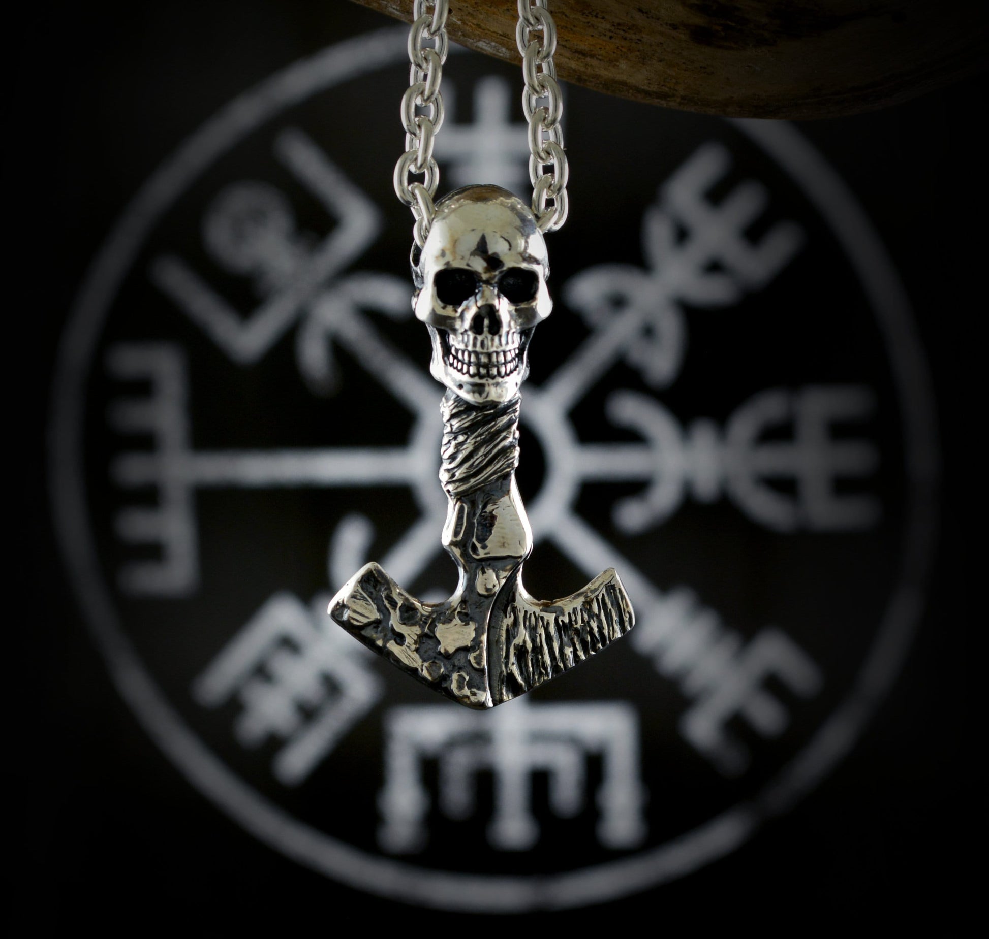 Colgante vikingo Mjolnir y calavera con texturas martilladas y oxidadas - D´Cast