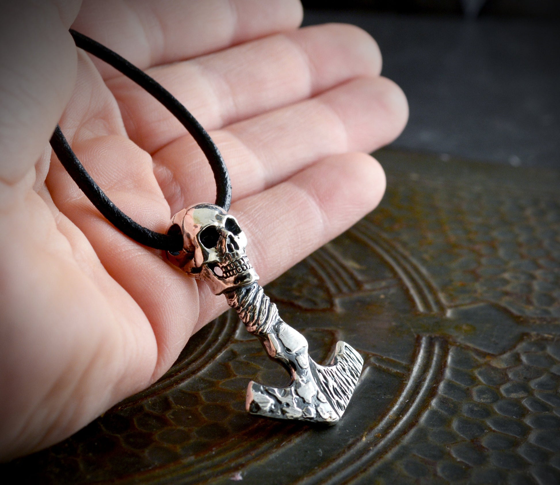 Colgante vikingo Mjolnir y calavera con texturas martilladas y oxidadas - D´Cast